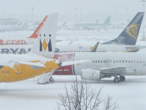 Сильний снігопад зупинив роботу лондонських аеропортів