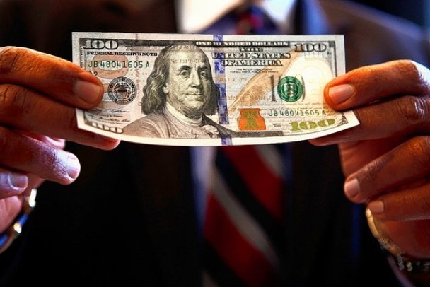 США випустили нову 100-доларову купюру (фото)