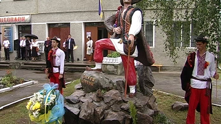 У Печеніжині відкрили пам'ятник Олексі Довбушу (відео)