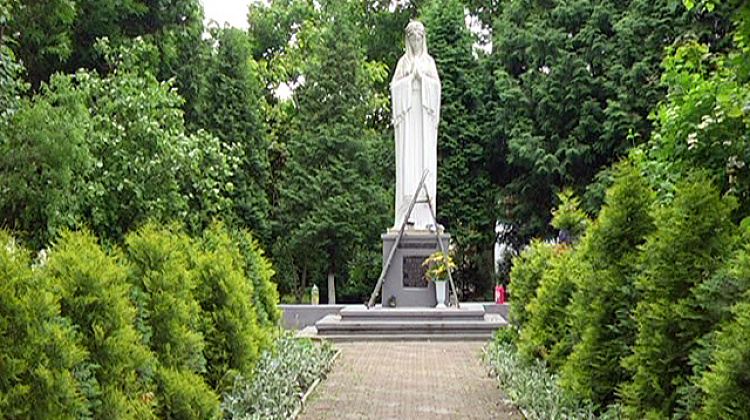 Статую Божої Матері, що біля гардинної фабрики в Коломиї, відреставрували (фото)