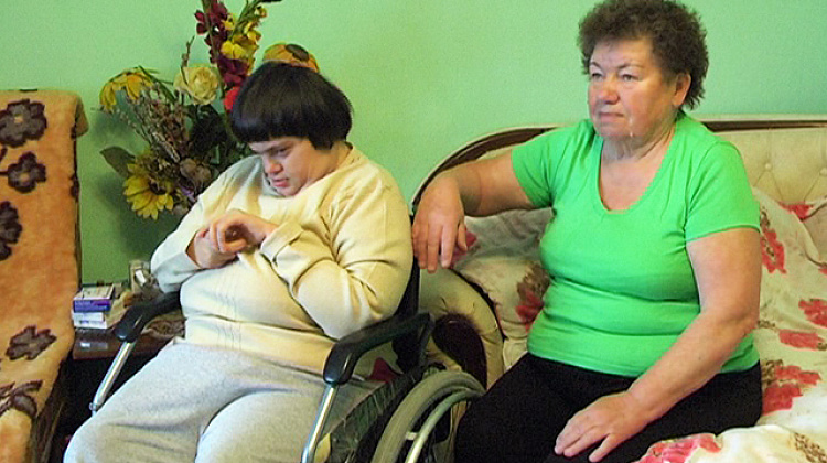 Пенсіонерка 20 років доглядає важкохвору внучку, яка прикута до інвалідного візка (відео)