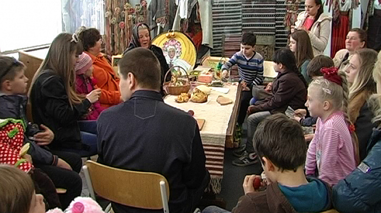 Переселенцям показали як святкують Великдень на Прикарпатті (відео)