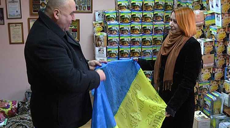 Українські військові передали коломийським журналістам прапор з передової (відео)