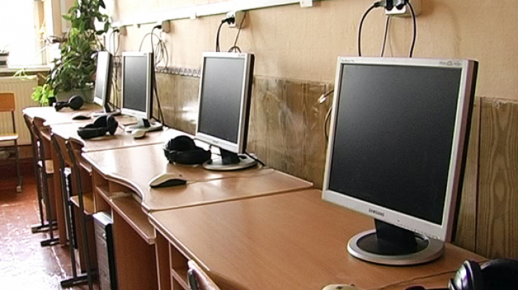 Народний депутат Андрій Іванчук подарував школярам 10 комп'ютерів (відео)
