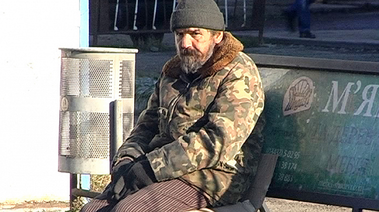 У Коломиї чоловік живе на автобусній зупинці 12 років! (відео)
