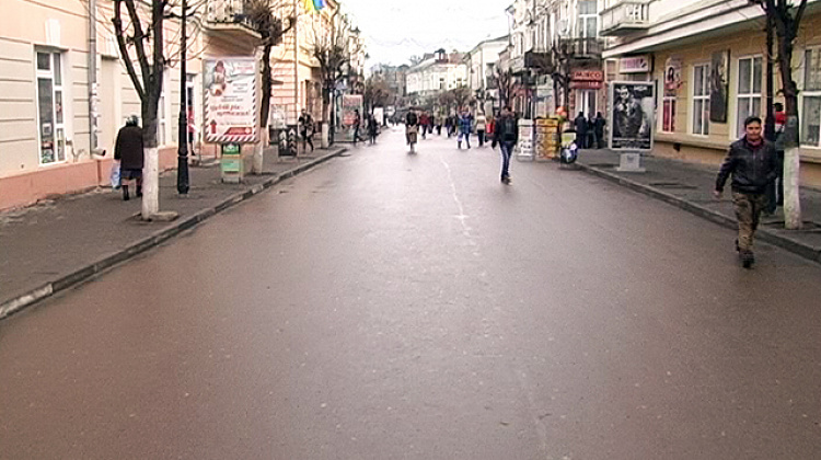 У Коломиї місцева влада ліквідувала з тротуарів стихійну торгівлю (відео)