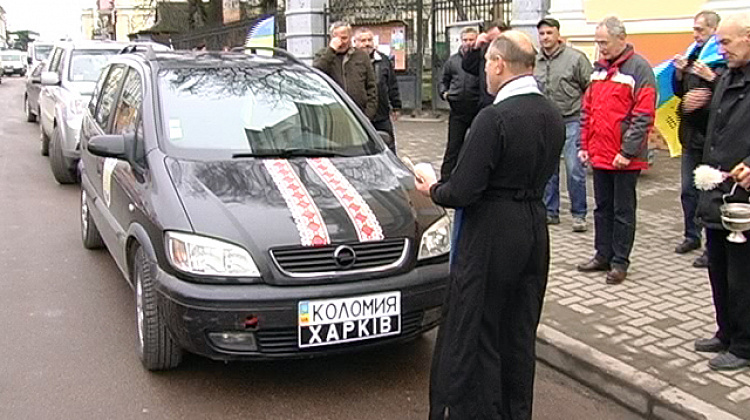Коломияни за кошти харківських волонтерів придбали авто для вояків (відео)
