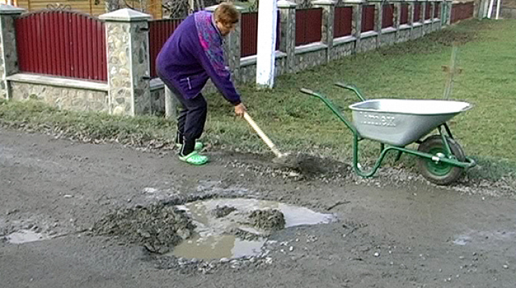 Мешканці Коломийщини ремонтують дороги своїми силами (відео)