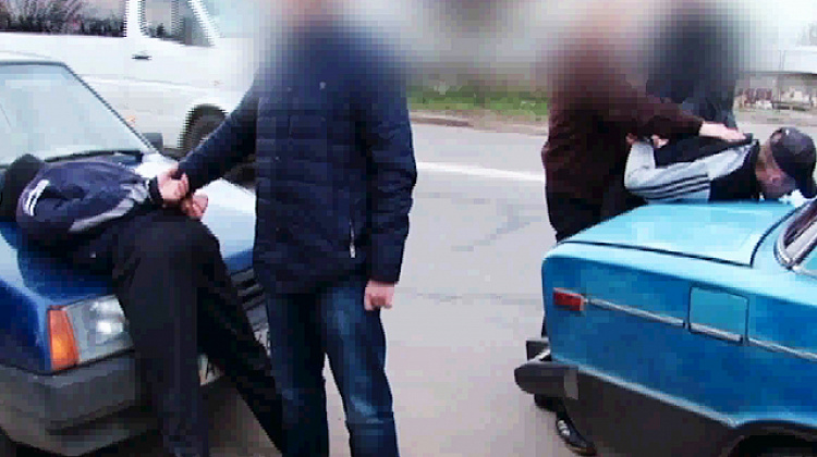 В Івано-Франківську привселюдно затримали квартирних крадіїв (відео)