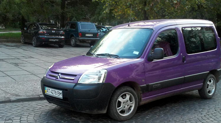Авторагулізм у Коломиї: невідомий водій заблокував виїзд із автостоянки (фото)