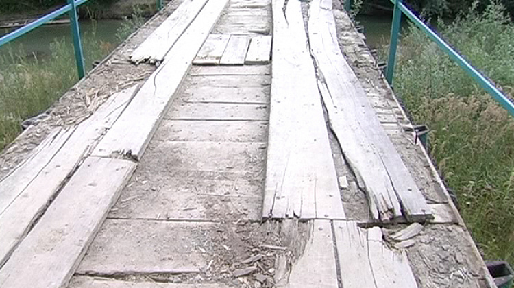 Мешканці Верхнього Вербіжа взялися за ремонт моста (відео)