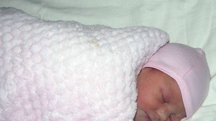 На Прикарпатті в дорожній сумці знайшли новонароджену дівчинку (фото)