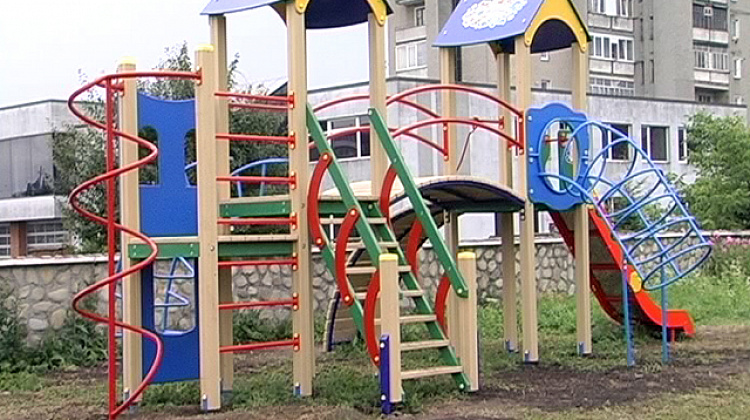 На Коломийщині біля церков почали встановлювати дитячі майданчики (відео)