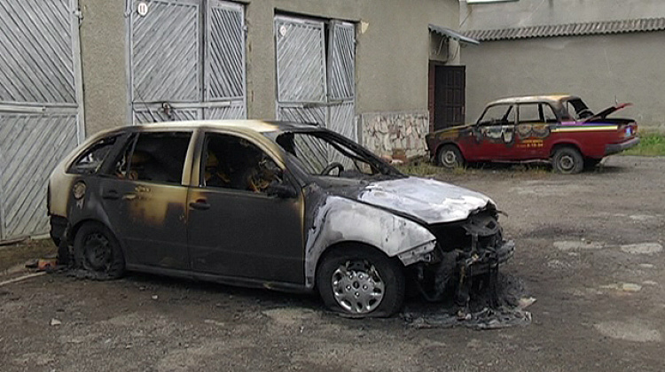 У Городенці невідомі спалили три міліцейських авто (відео)