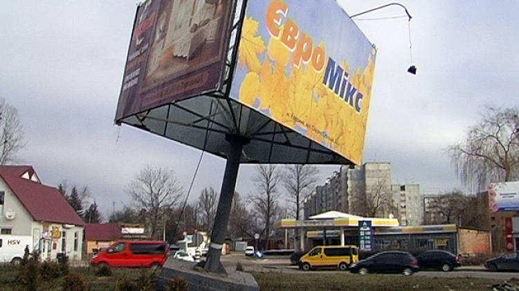 У Коломиї автобус зніс кількатонний рекламний стовп (відео)
