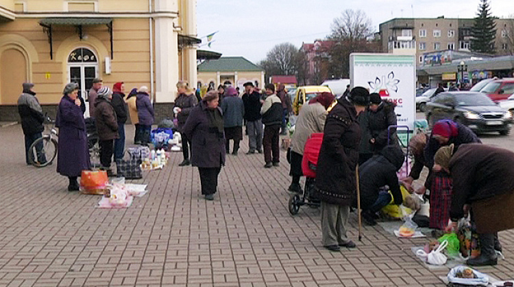 Центр Коломиї від "стихійки" очистили, а біля залізничного вокзалу - базар на тротуарі (відео)