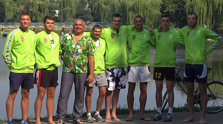 На Коломийщині провели перший чемпіонат із паркового волейболу (відео)