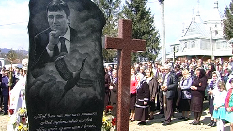 На Коломийщині встановили пам'ятник загиблому в зоні АТО Дмитрові Кабалюку (відео)