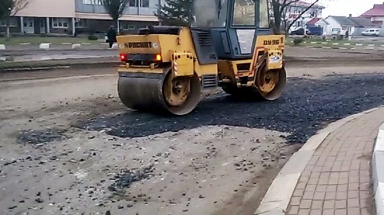 Мешканці Снятина нарікають на неякісний ремонт доріг і хамство дорожників (відео)