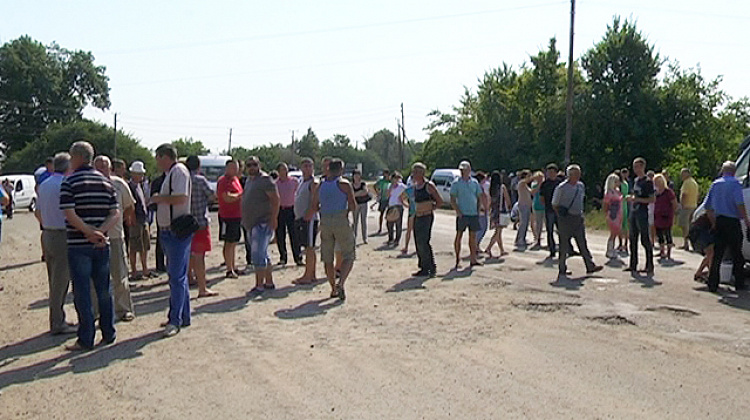 На Коломийщині селяни перекрили дорогу на Городенку (відео)