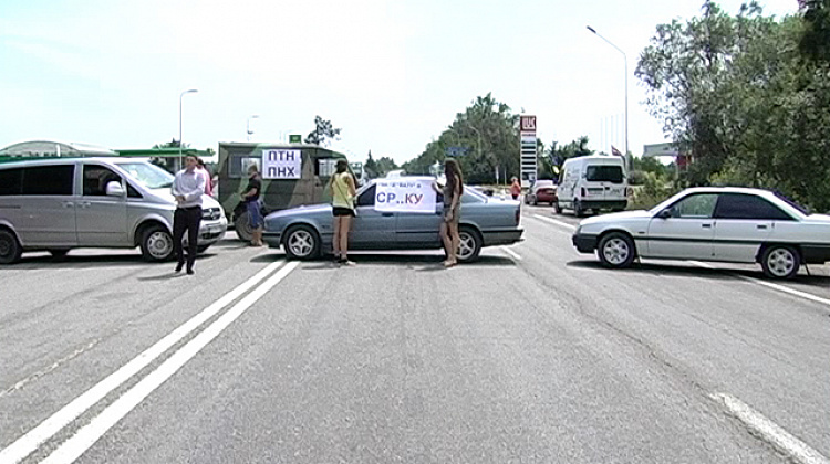 На Коломийщині перекрили дорогу: люди проти, щоб відправляли наших на Схід (відео)