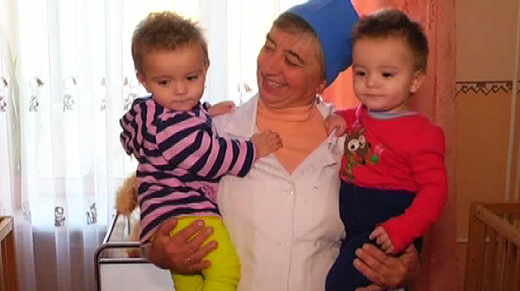 У горе-матері з Коломийщини забрали двох синів-близнюків (відео)