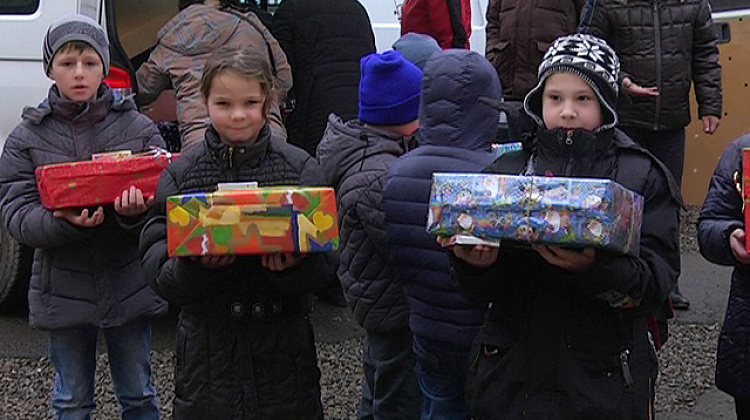 Діти з Австрії передали подарунки українським одноліткам (відео)