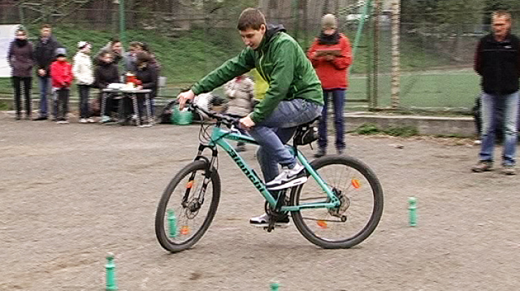 Коломийські школярі відкрили велосипедний сезон (відео)