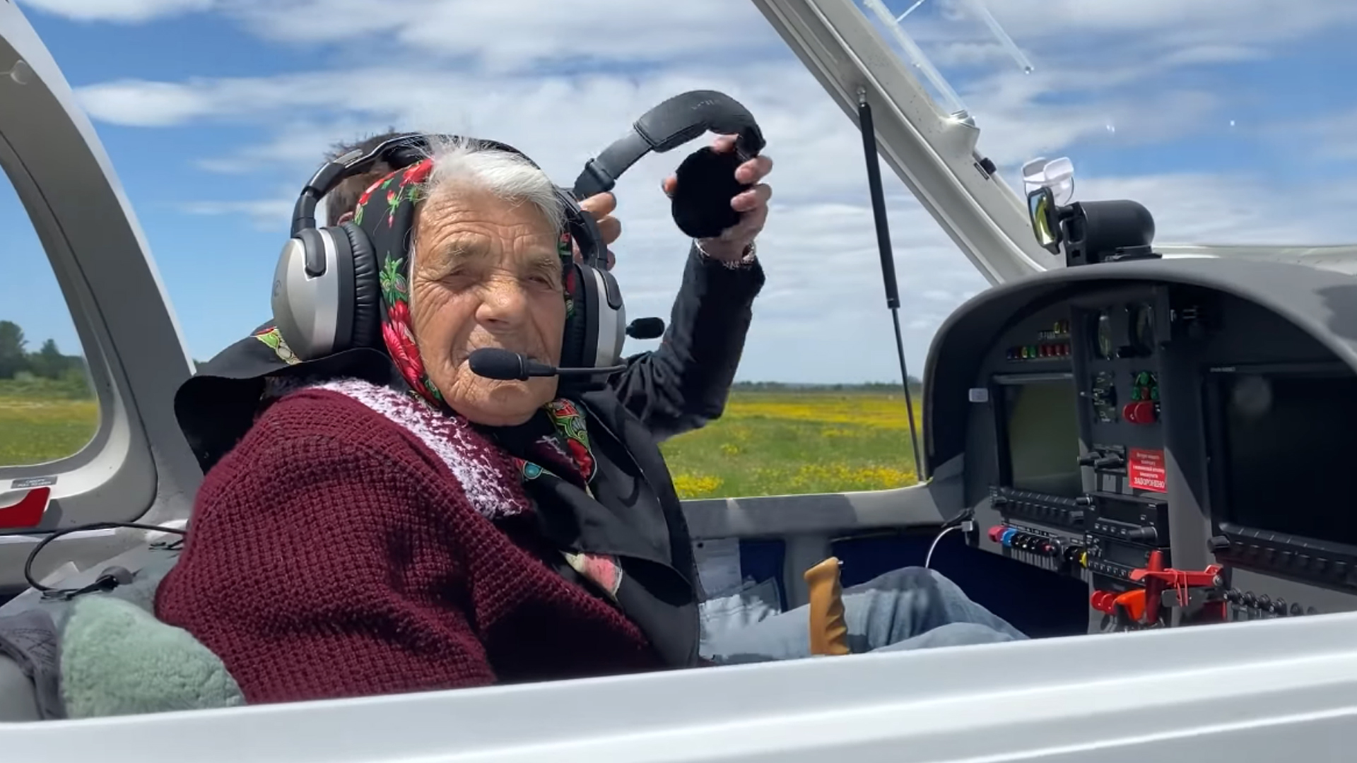 90-річна бабуся пролетіла літаком над Коломиєю (відео) 90-річна бабуся пролетіла літаком над Коломиєю (відео)