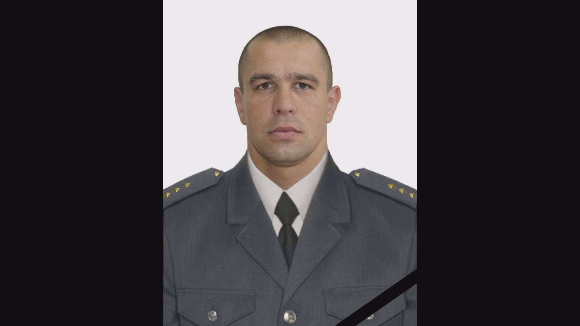 У Коломиї навколішки зустріли тіло військового Олександра Іванькова (ВІДЕО) У Коломиї навколішки зустріли тіло військового Олександра Іванькова (ВІДЕО)