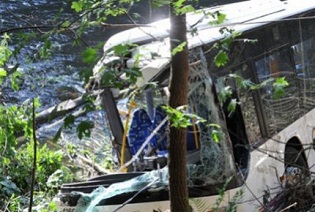  В Китаї автобус впав у гірську ущелину, 15 осіб загинуло