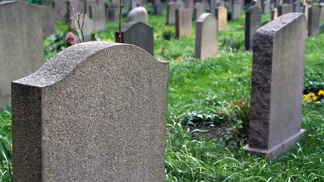 Смерть на цвинтарі: на 11-річну дитину впав надмогильний пам'ятник