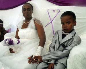 У ПАР 8-річний хлопчик одружився на 61-річній жінці