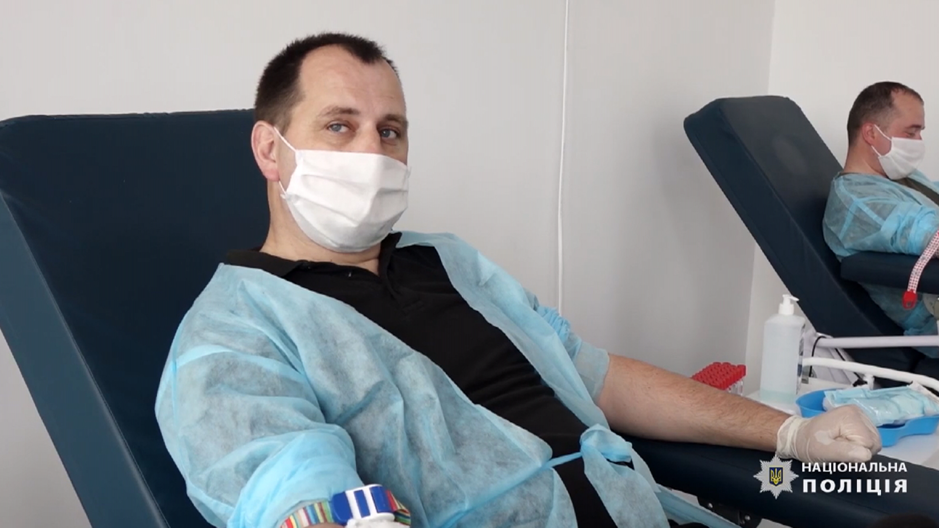 Ювенальні поліцейські Івано-Франківщини здають кров (відео) Ювенальні поліцейські Івано-Франківщини здають кров (відео)