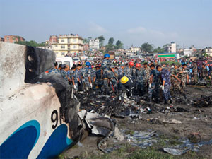 Біля столиці Непалу впав літак, усі загинули 