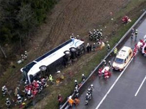 В Еквадорі автобус зірвався у прірву, 26 людей загинуло