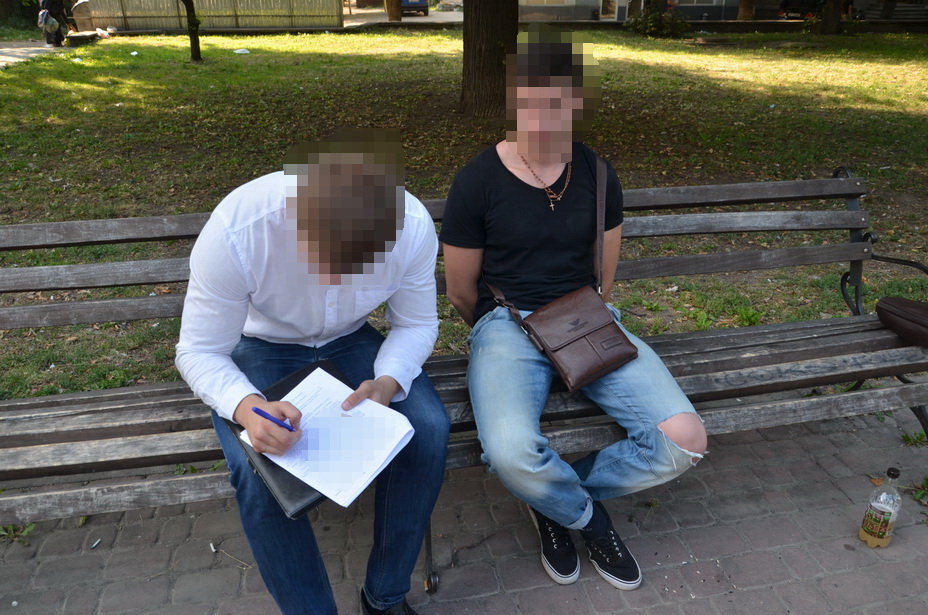 На Івано-Франківщині СБУ викрила зловмисників, які допомагали перетинати кордон особам, яким заборонено в’їзд за біометричними паспортами (фото) На Івано-Франківщині СБУ викрила зловмисників, які допомагали перетинати кордон особам, яким заборонено в’їзд за біометричними паспортами (фото)