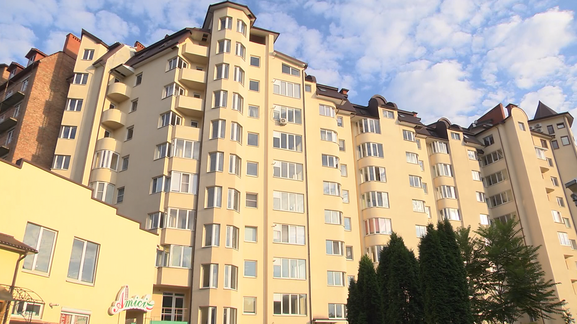 У Коломиї мешканці багатоповерхівки не знають кому платять за світло (відео) У Коломиї мешканці багатоповерхівки не знають кому платять за світло (відео)