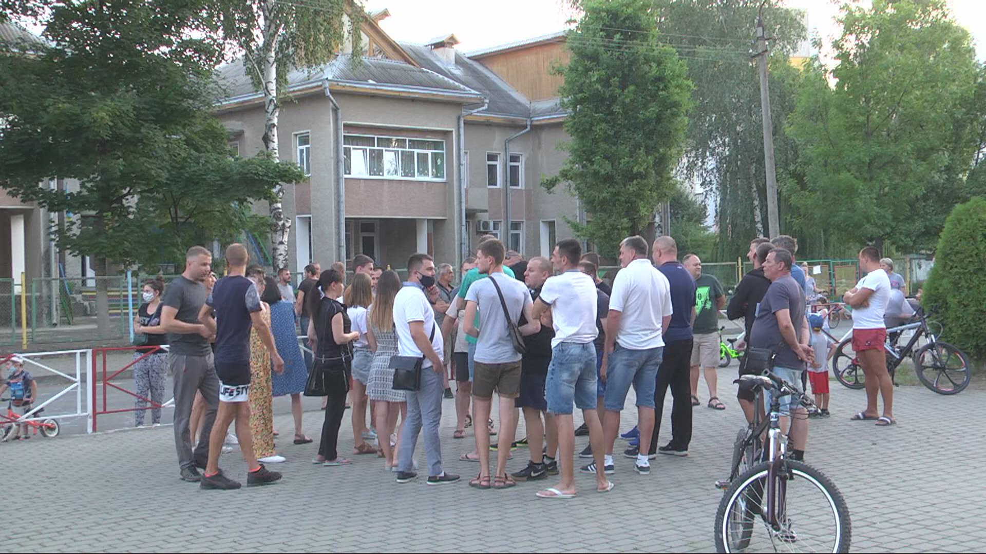 Мешканці Леонтовича продовжують сперечатися щодо руху авто біля навчальних закладів (відео)