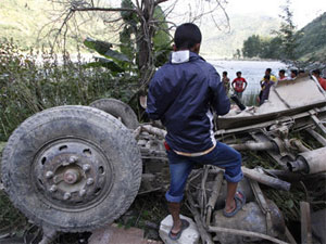  У Непалі автобус впав у річку: загинуло щонайменше 27 осіб