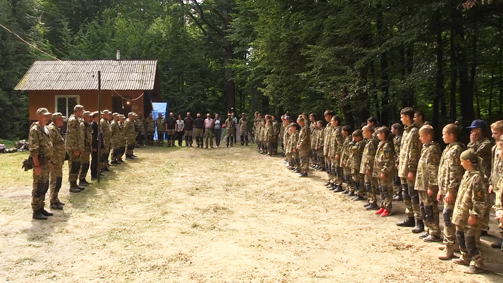 На Коломийщині влаштували військовий патріотичний вишкіл для дітей (відео) На Коломийщині влаштували військовий патріотичний вишкіл для дітей (відео)