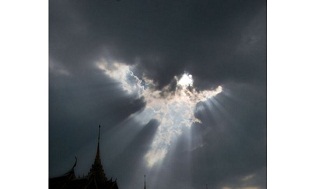 Мандрівник сфотографував "янгола" над храмом у Тайланді