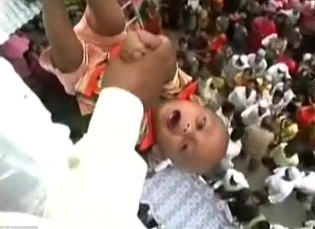 В Індії дітей кидають з вежі храму "на щастя"