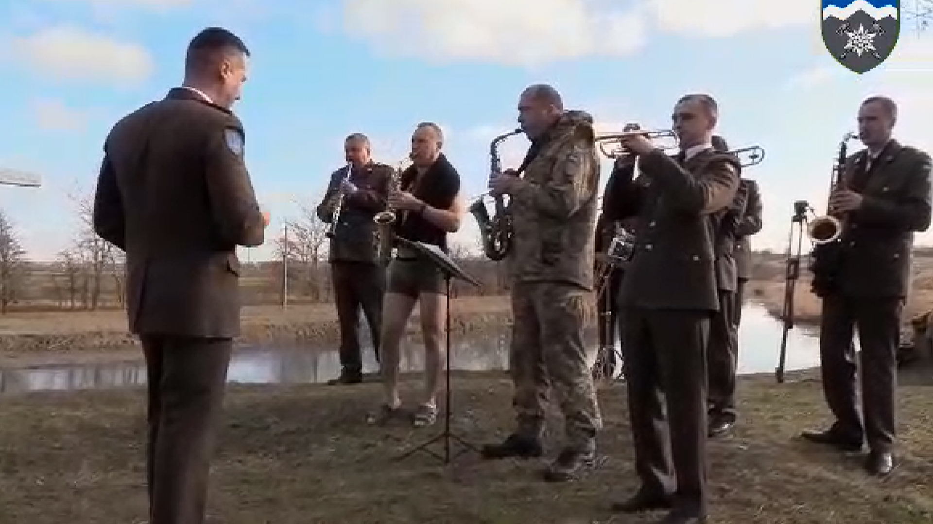 Військові пірнали в ополонку (відео) Військові пірнали в ополонку (відео)