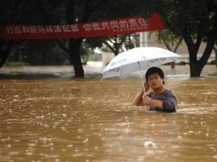 В результаті потужних злив у Китаї загинуло 24 людини