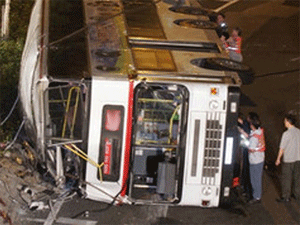 У Китаї автобус зі студентами впав у прірву: четверо з них померло