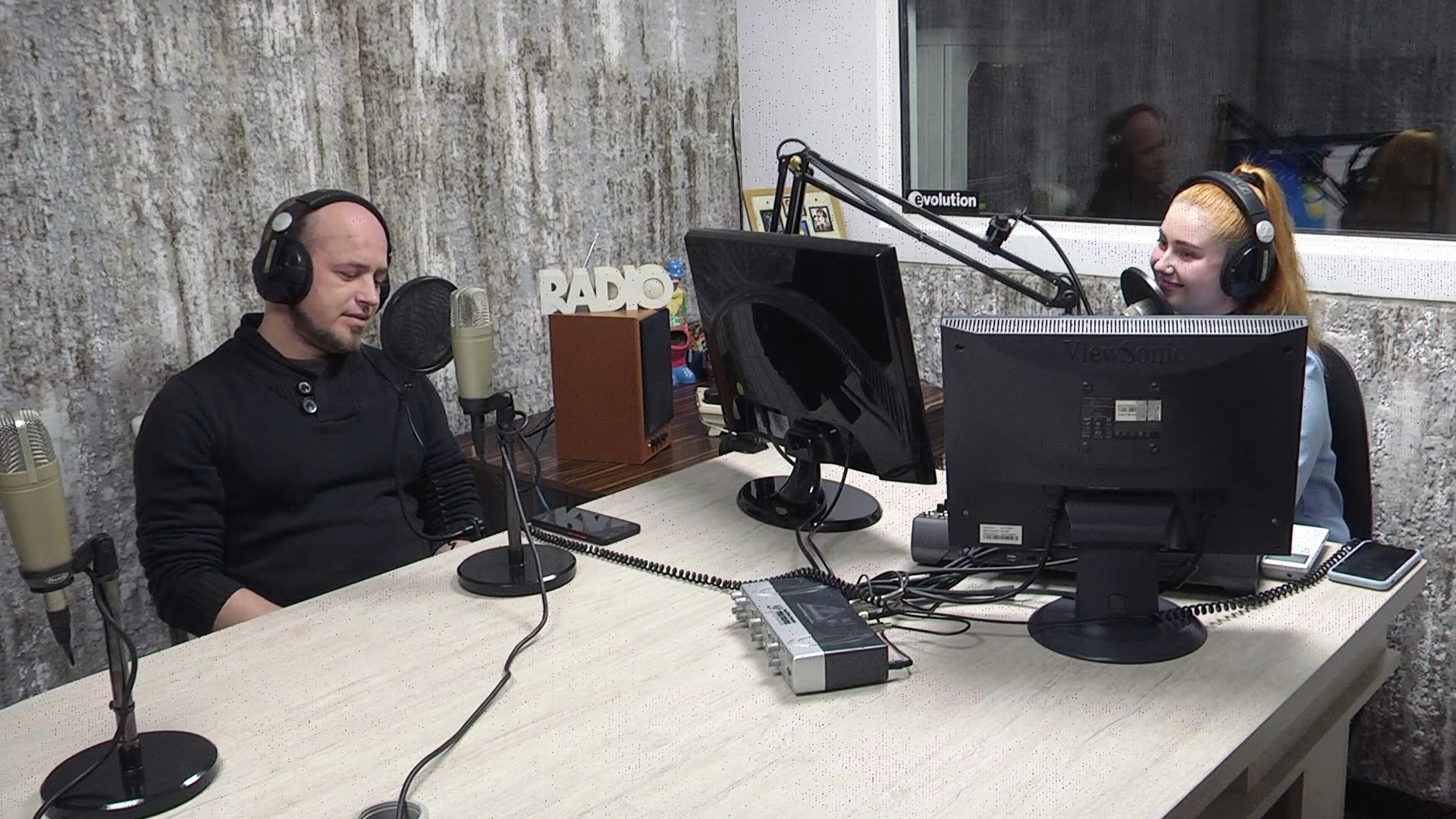 Власник кафе-бару "Січ" Тарас Лапчинський у студії радіо "Сяйво"