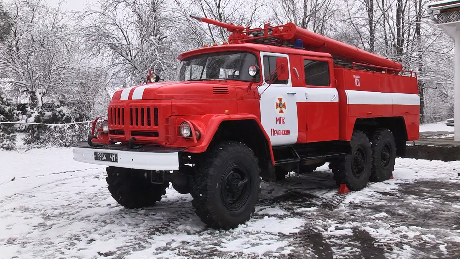 Печеніжинські рятувальники отримали спецавтомобіль (відео) Печеніжинські рятувальники отримали спецавтомобіль (відео)