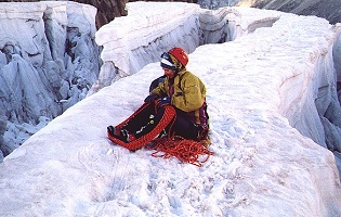 Альпініст, намагаючись врятуватись у засніжених горах, спалював долари, щоб зігрітись