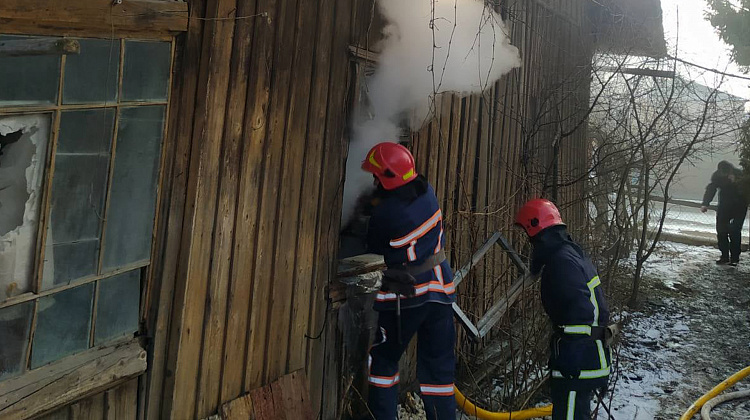 У Коломиї горіла стіна одноповерхового житлового будинку (фото)